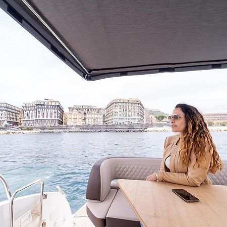 Hotel Royal Art H. Duomo, Napoli Centro Esterno foto A woman on a yacht