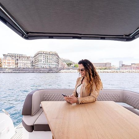 Hotel Royal Art H. Duomo, Napoli Centro Esterno foto A woman on a yacht