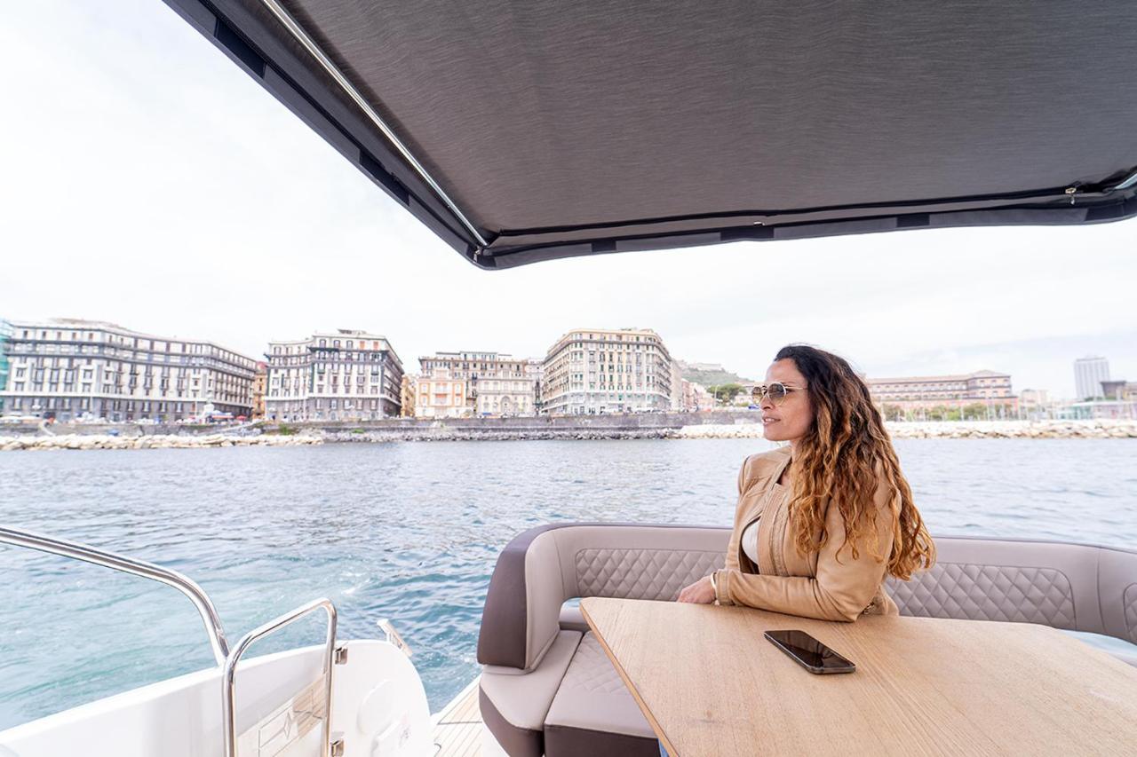 Hotel Royal Art H. Duomo, Napoli Centro Esterno foto A woman on a yacht