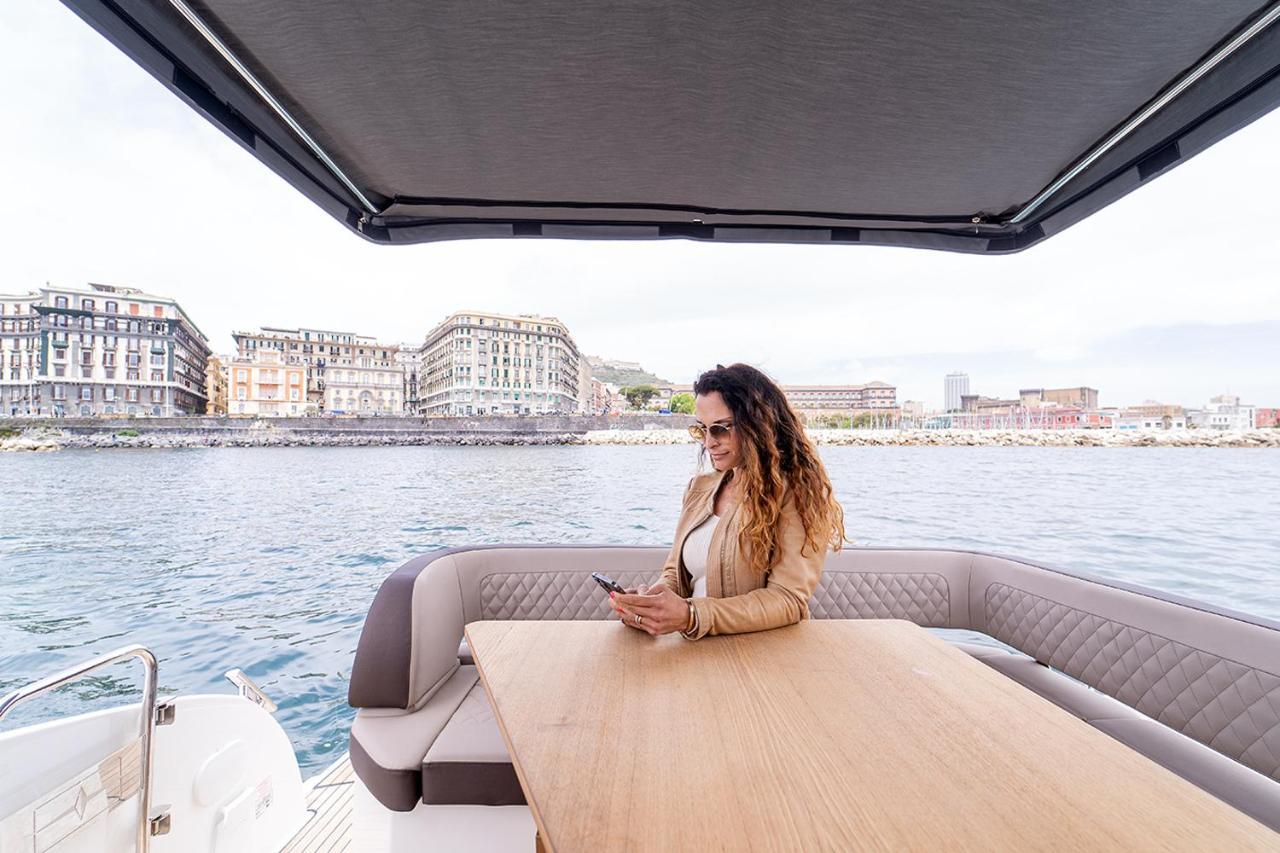 Hotel Royal Art H. Duomo, Napoli Centro Esterno foto A woman on a yacht