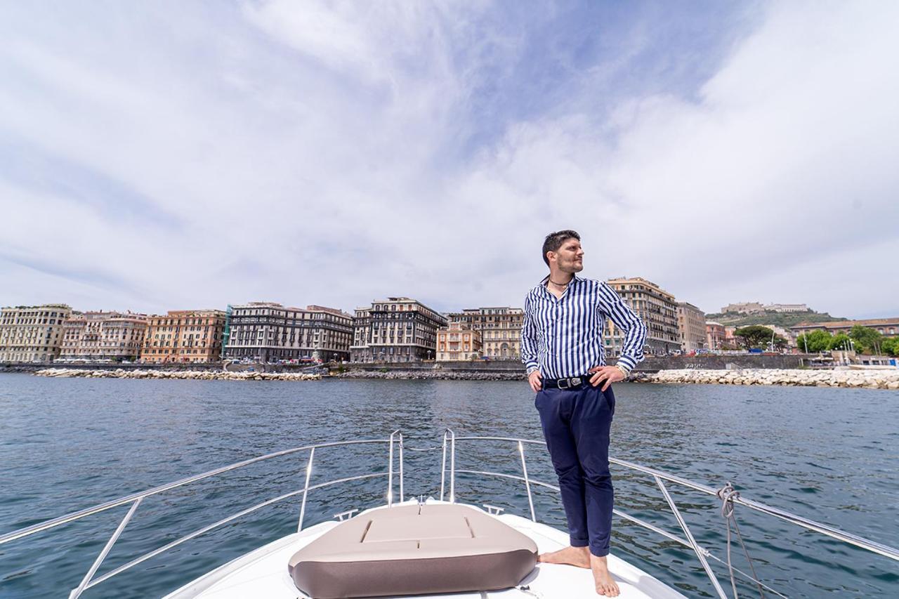 Hotel Royal Art H. Duomo, Napoli Centro Esterno foto A man on a yacht