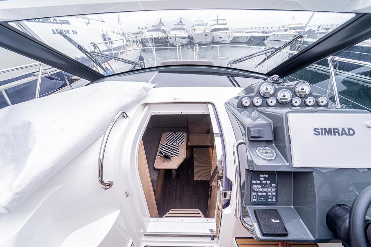 Hotel Royal Art H. Duomo, Napoli Centro Esterno foto The helm of a 2014 40-foot (12 m) Prestige 420S