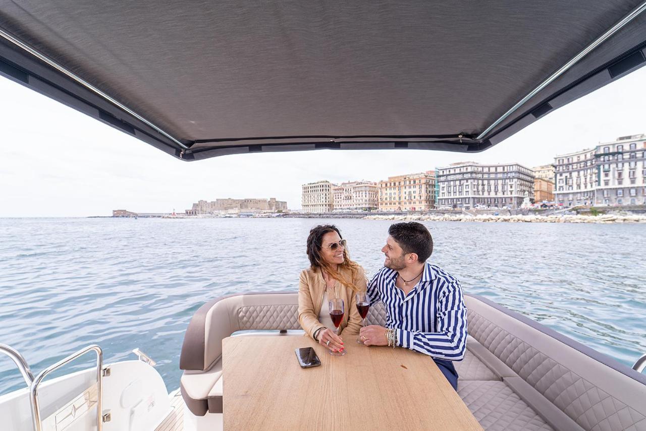 Hotel Royal Art H. Duomo, Napoli Centro Esterno foto A couple on a boat