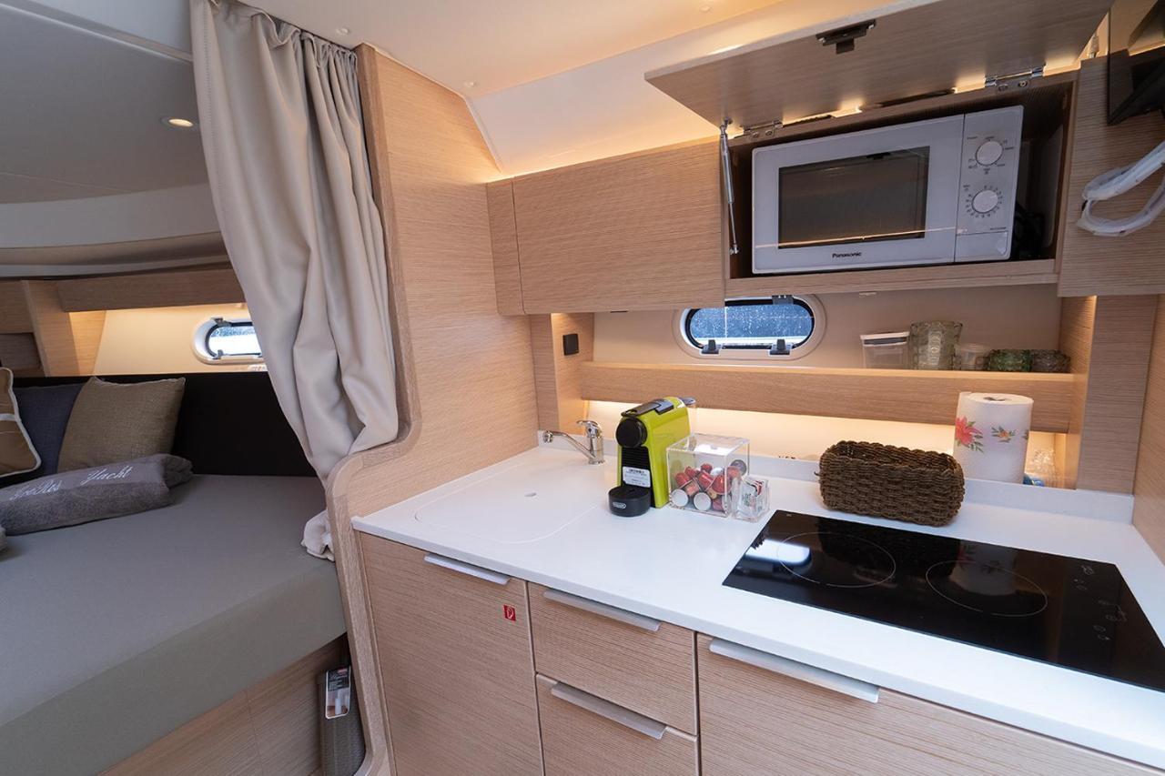 Hotel Royal Art H. Duomo, Napoli Centro Esterno foto The galley of a 2014 Sun Odyssey 40.9