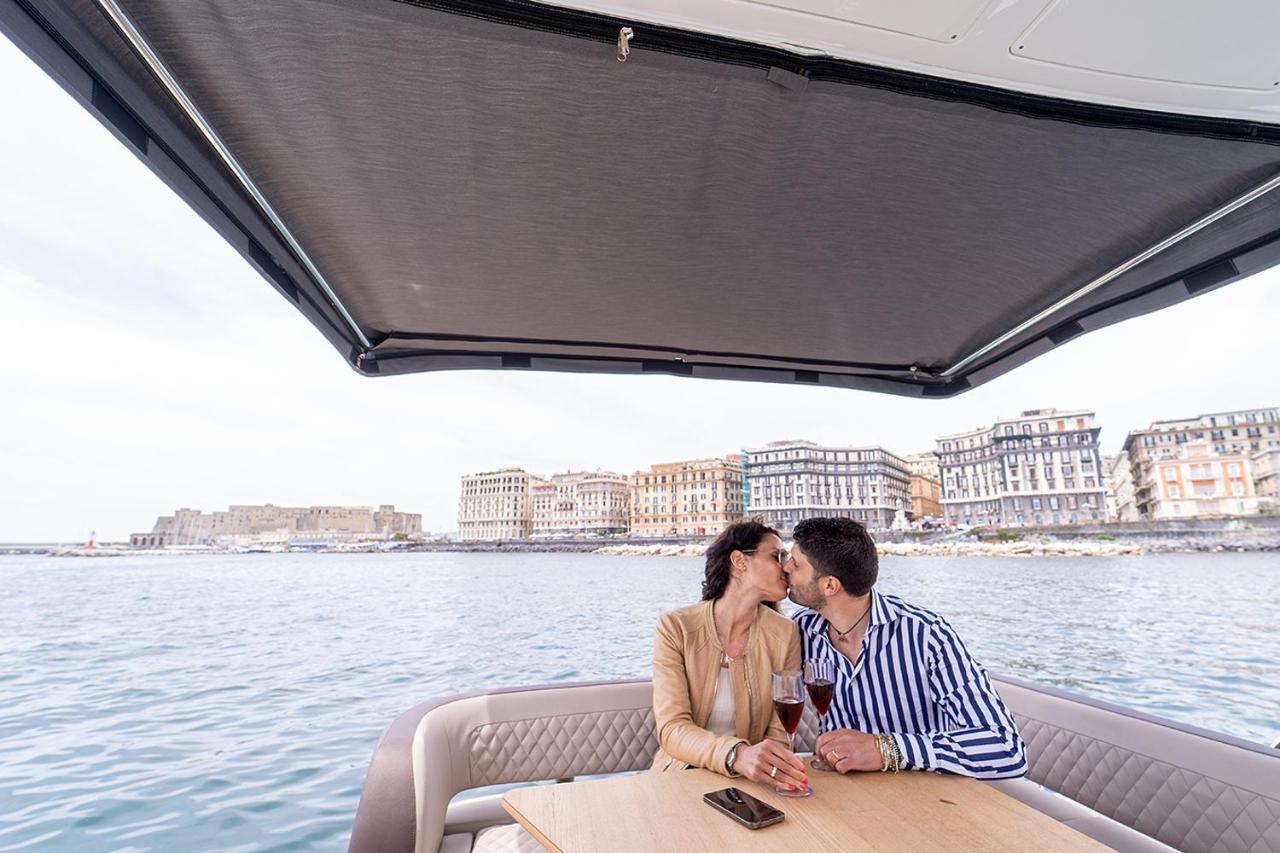 Hotel Royal Art H. Duomo, Napoli Centro Esterno foto A couple on a boat