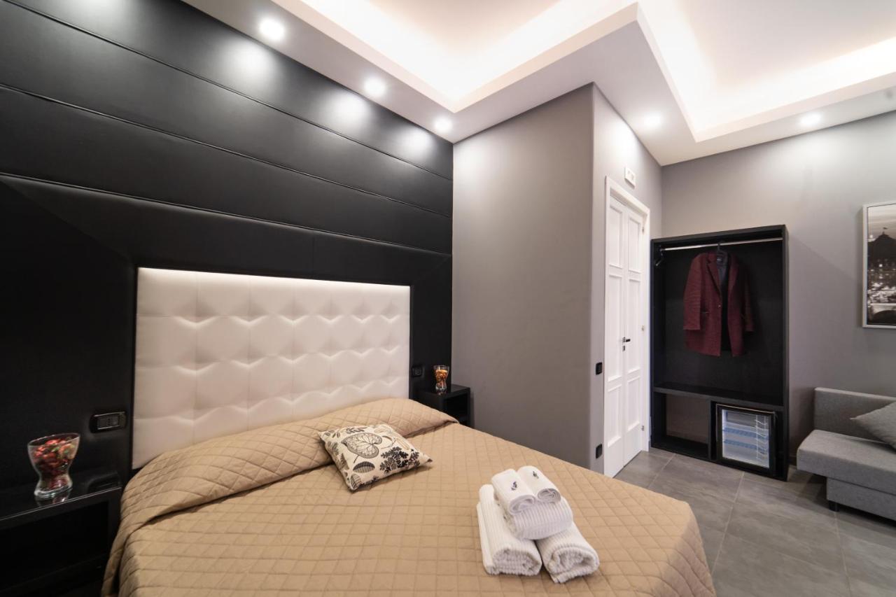Hotel Royal Art H. Duomo, Napoli Centro Esterno foto A bedroom